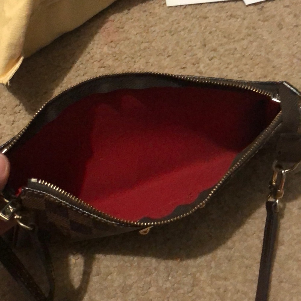 Louis Vuitton - Picture 2 of 2